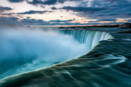 5K Ultra HD PC desktop wallpaper and background: Niagara Falls waterfall in nature, sweeping plunge of water and mist under a dramatic dusk sky.