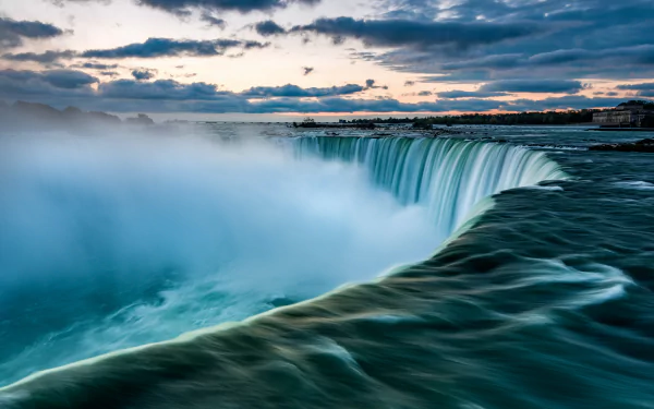 5K Ultra HD PC desktop wallpaper and background: Niagara Falls waterfall in nature, sweeping plunge of water and mist under a dramatic dusk sky.