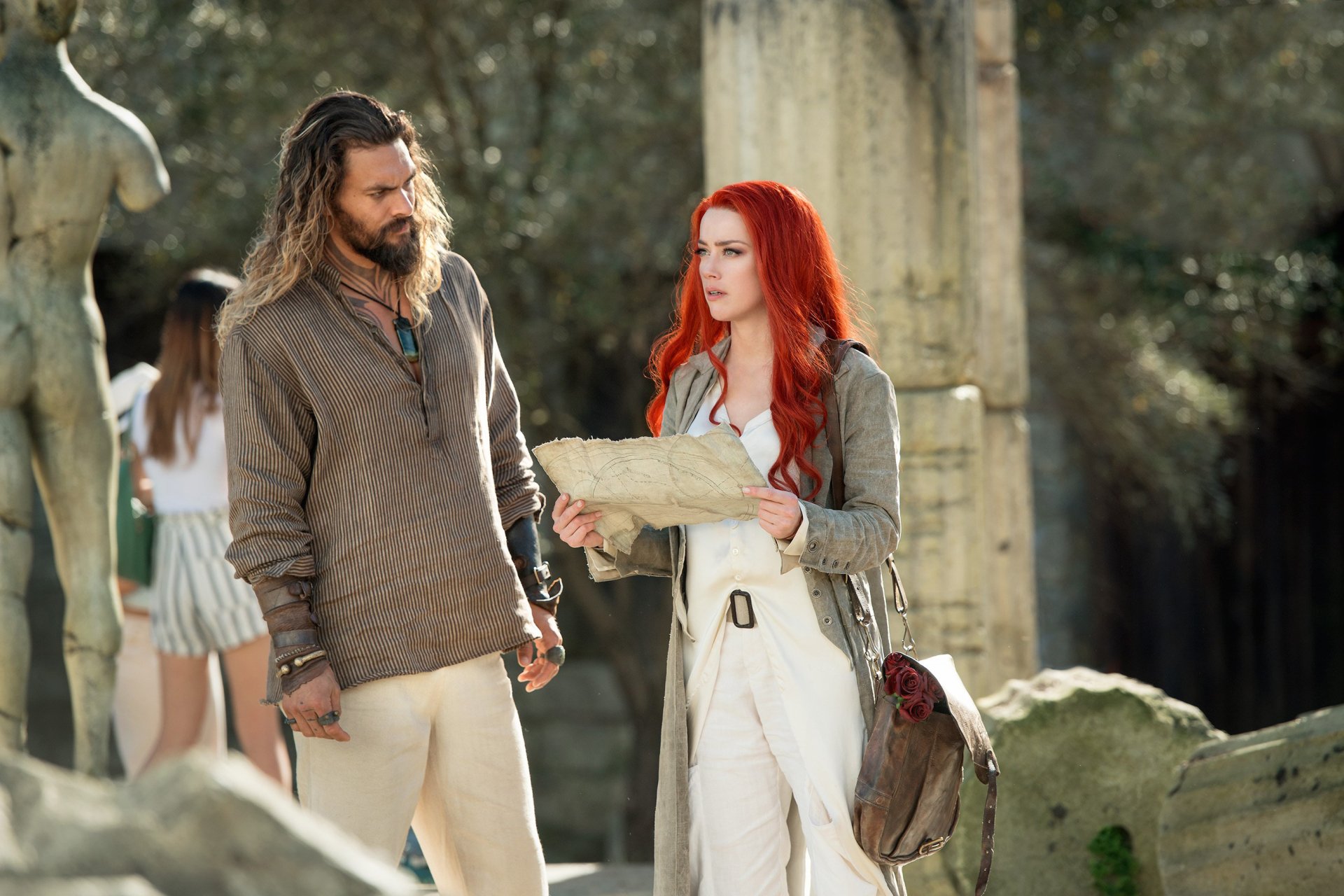 HD PC desktop wallpaper featuring Amber Heard and Jason Momoa in a scene from the Aquaman movie, showcasing their characters in a natural outdoor setting.