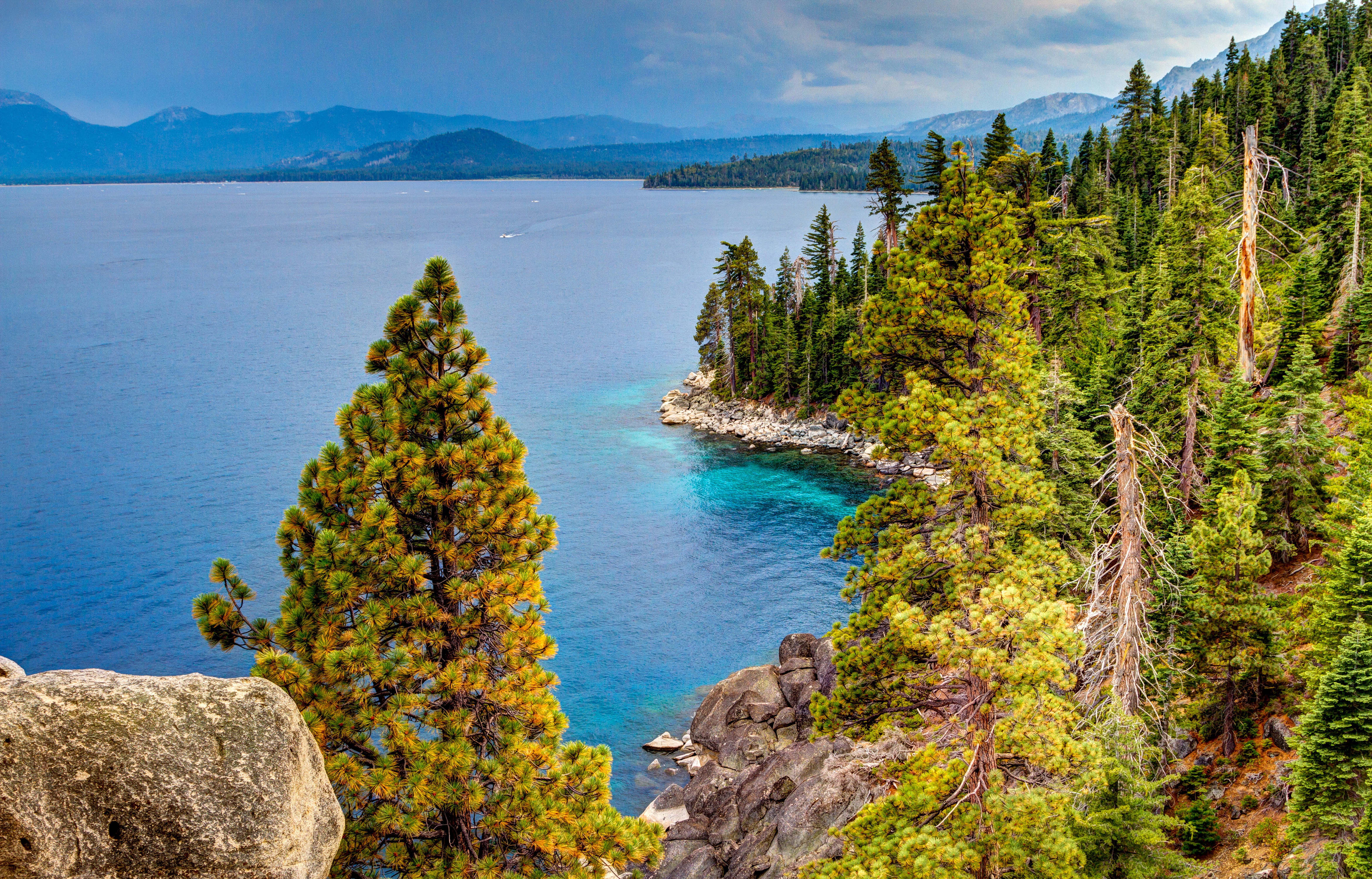 Bức ảnh nền siêu nét về hồ Tahoe này sẽ khiến bạn bị mê hoặc bởi vẻ đẹp tuyệt vời của thiên nhiên. Với nước trong xanh, núi non đồi núi quanh hồ và ánh sáng mặt trời chiếu sáng đủ để tạo ra một bức tranh thật sống động và hoàn hảo nhất. Tải xuống ngay để có bức ảnh nền không thể tuyệt vời hơn này!