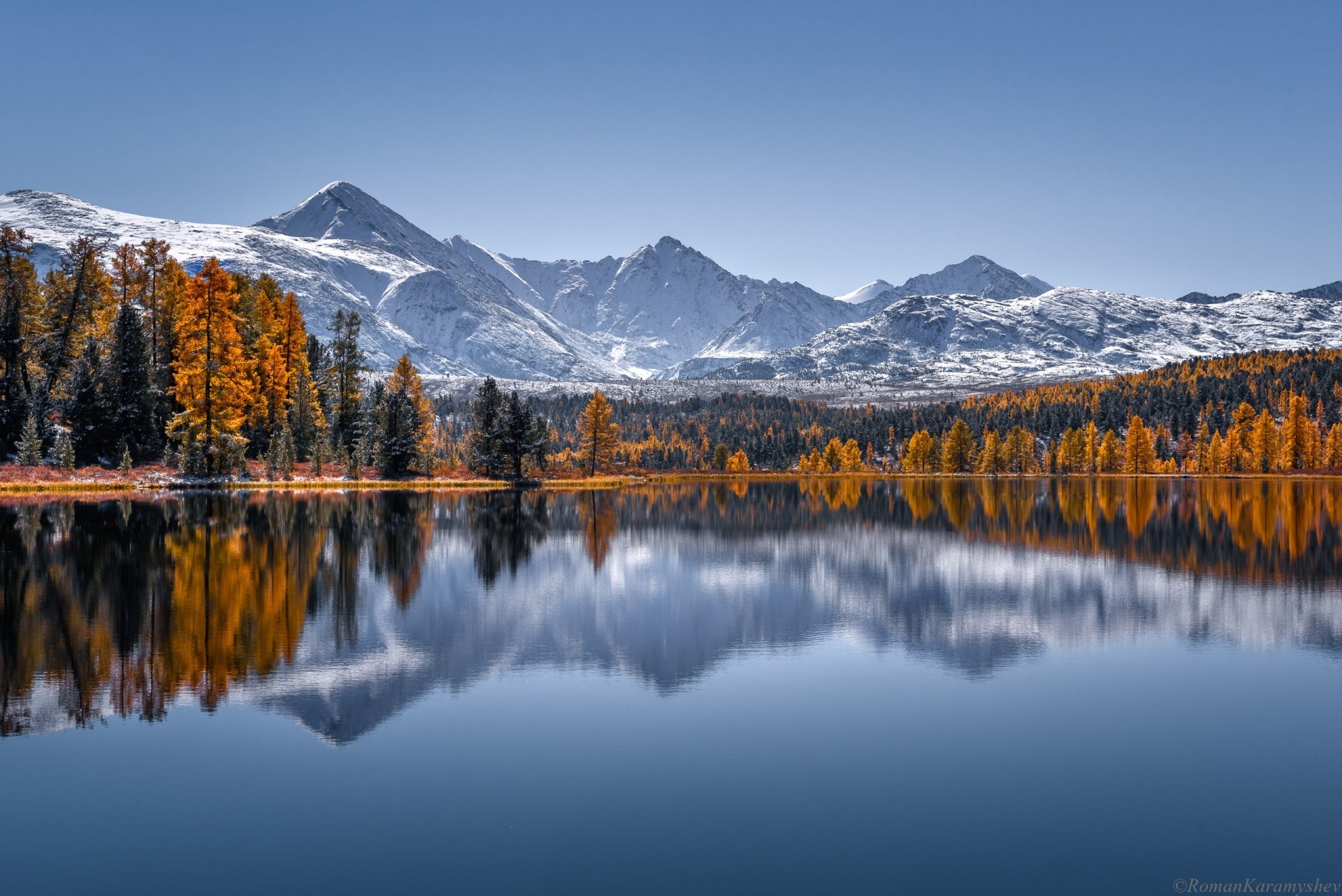 Serene Fall Reflections: Mountain Lake in HD | 2560x1709 | Wallpaper Abyss