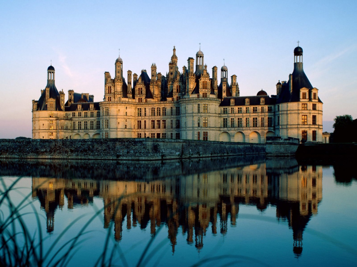 Chateau de Chambord in France, a beautiful HD desktop wallpaper