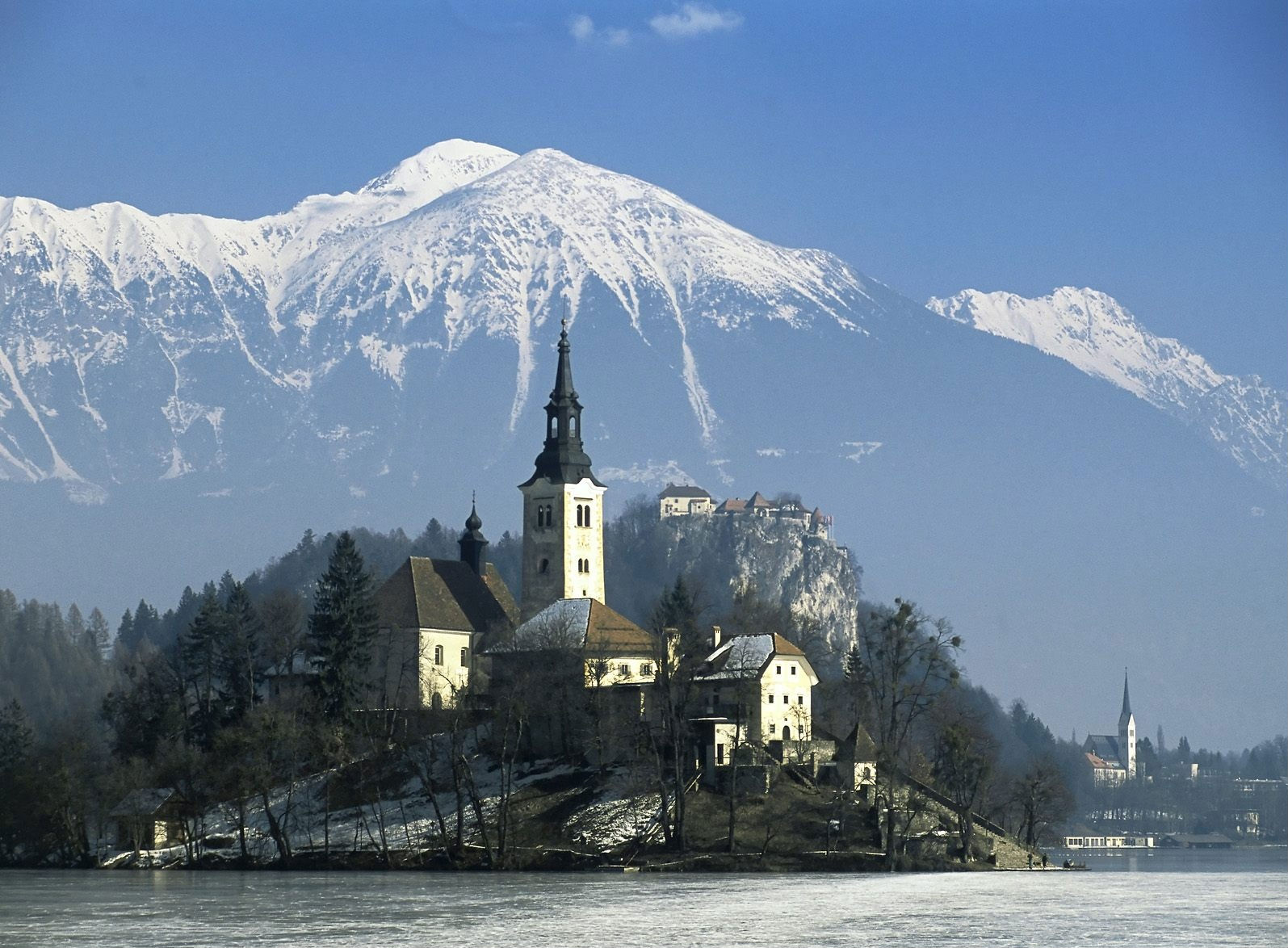 Lake Bled nestled in Karavanke Alps in Slovenia, a scenic HD desktop wallpaper.
