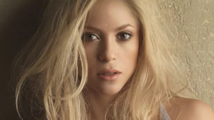 Close-up of a blonde Colombian singer with brown eyes, captured in an HD PC desktop wallpaper and background.
