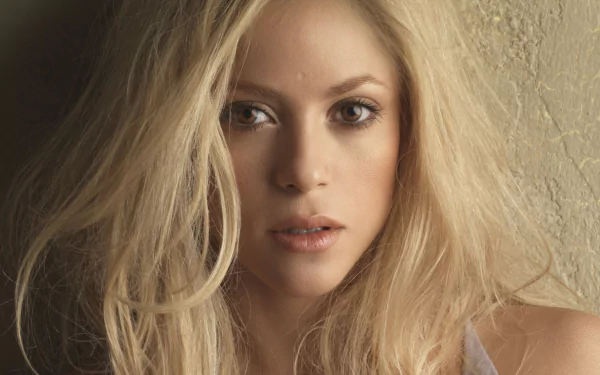 Close-up of a blonde Colombian singer with brown eyes, captured in an HD PC desktop wallpaper and background.