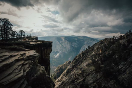  Taft Point overlooking Yosemite Valley