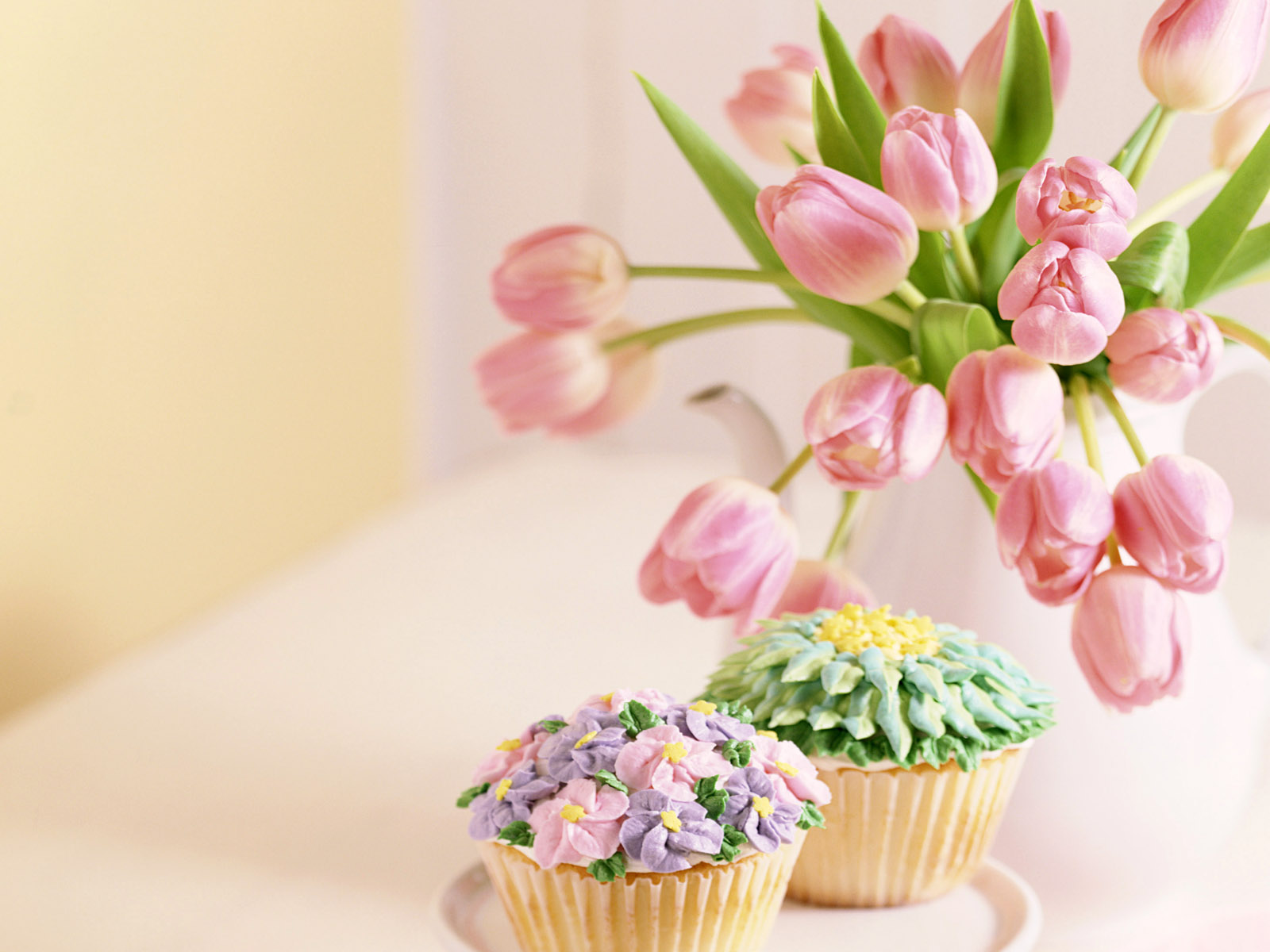 A delightful cake with colorful tulips on a vibrant desktop wallpaper.