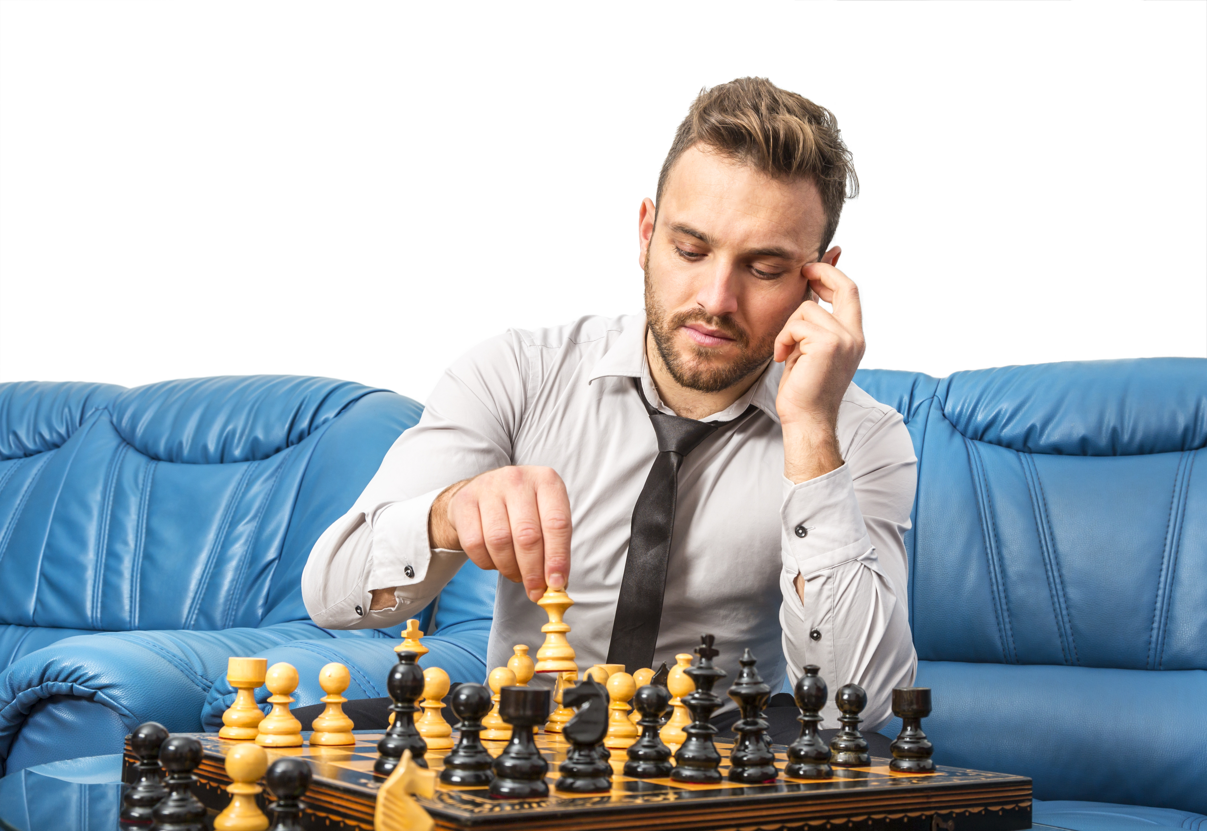 Играют лицо. Мужчина играющий в шахматы. Мужчина с шахматами. Мужчина за шахматной доской. Фотосессия с шахматами мужчина.